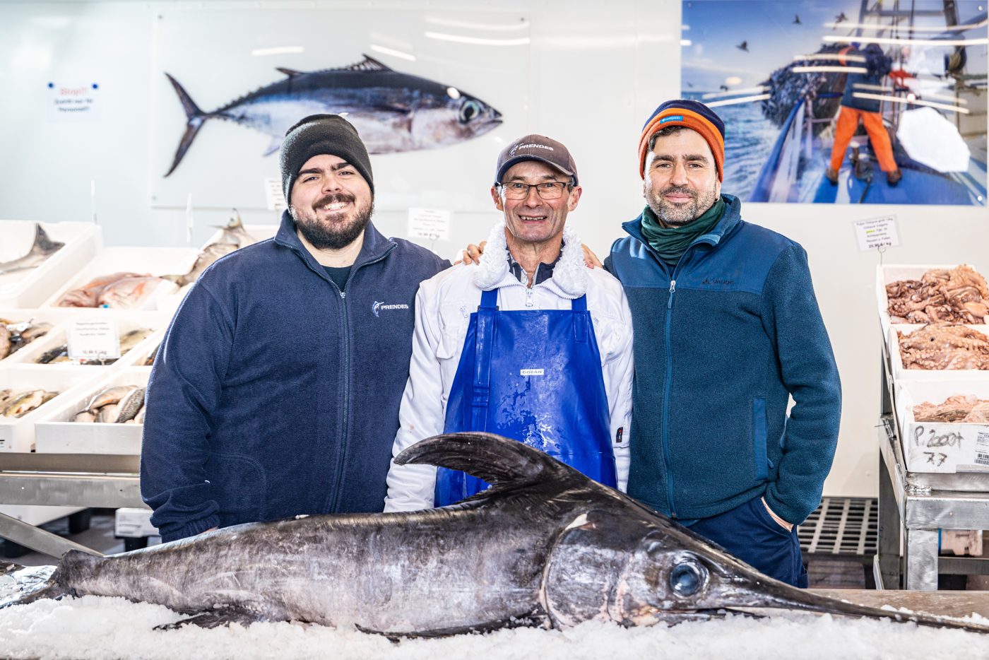 Toni, Julio und André gemeinsam an der Fischtheke