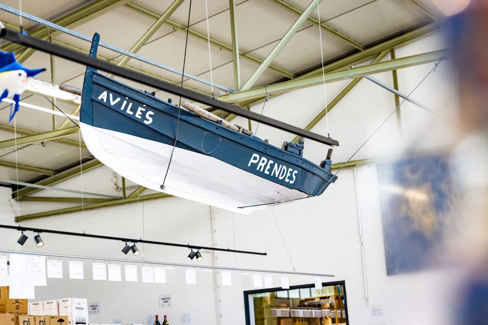 Das Fischerboot mit dem Schriftzug Prendes über dem Verkaufsraum