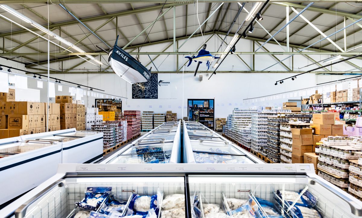 Einblick in den Prendes-Verkaufsraum mit Fischtheke und mediterranen Spezialitäten