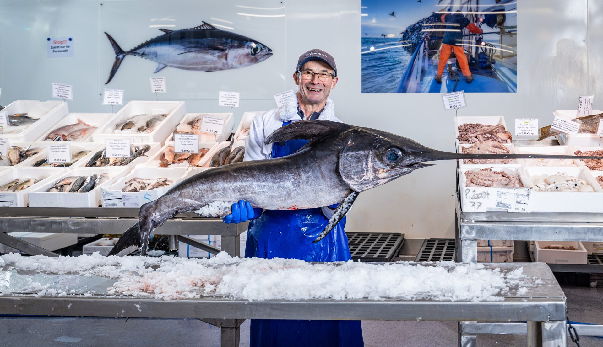 Julio an der Fischtheke